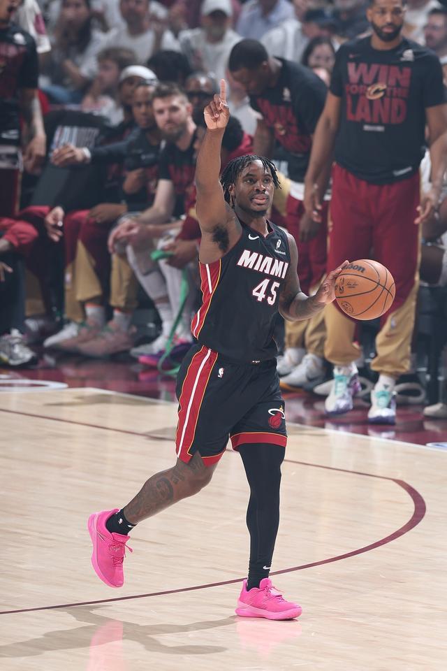 包含热火B队爆冷菲律宾男篮，米切尔三分雨点燃全场的词条