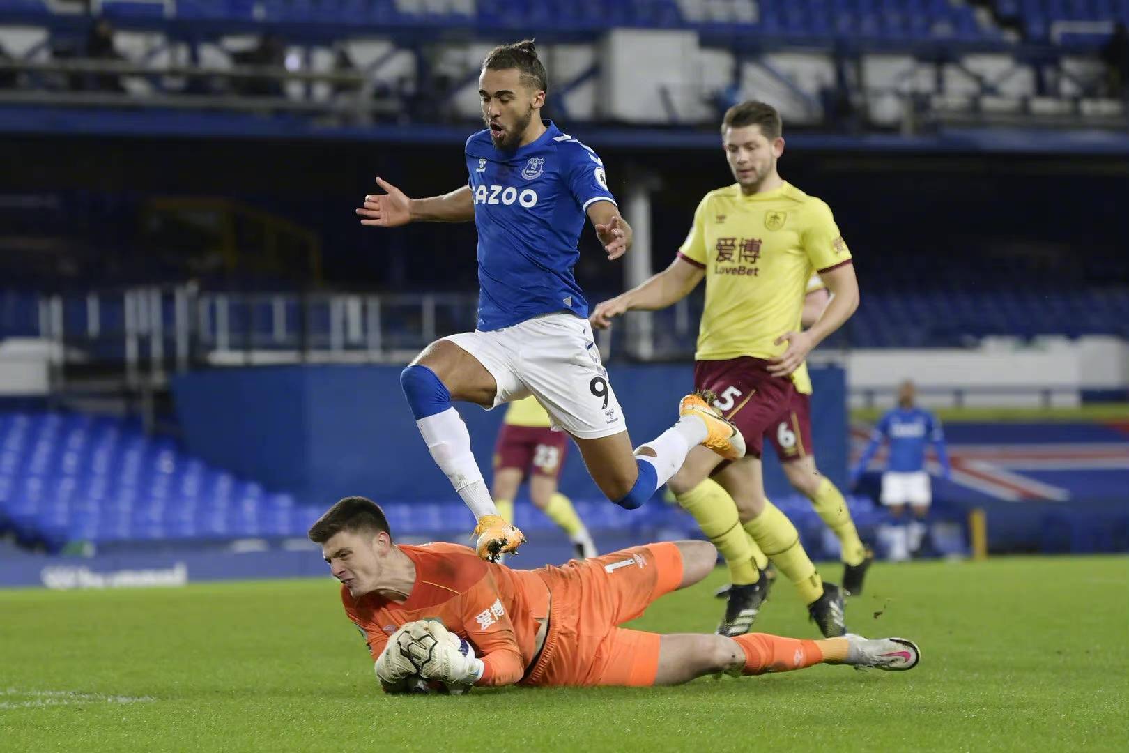 开云平台-包含埃弗顿全面崩溃，季军梦或将泡汤的词条