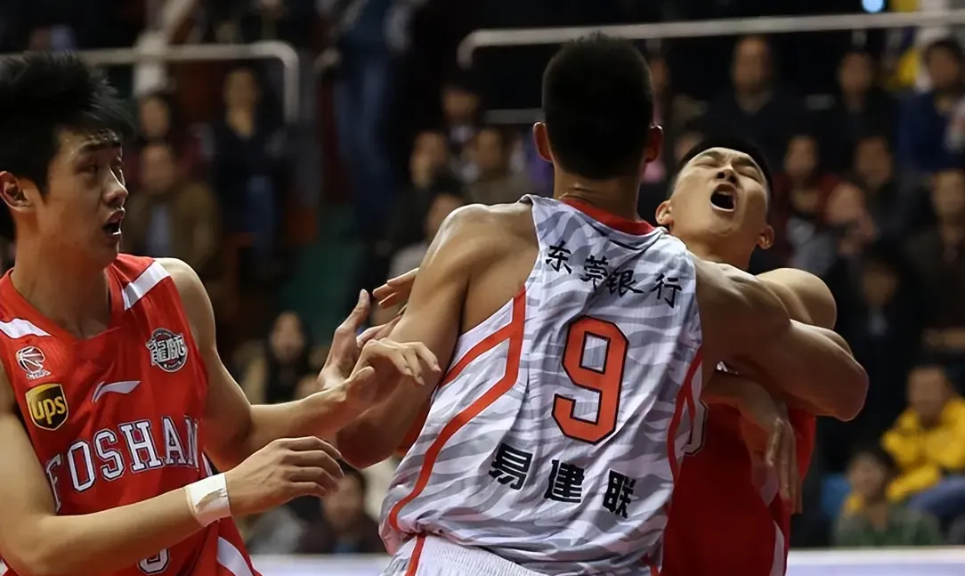 长春队主场遭受惨败,深圳-完胜 长春队主场遭受惨败,深圳-完胜