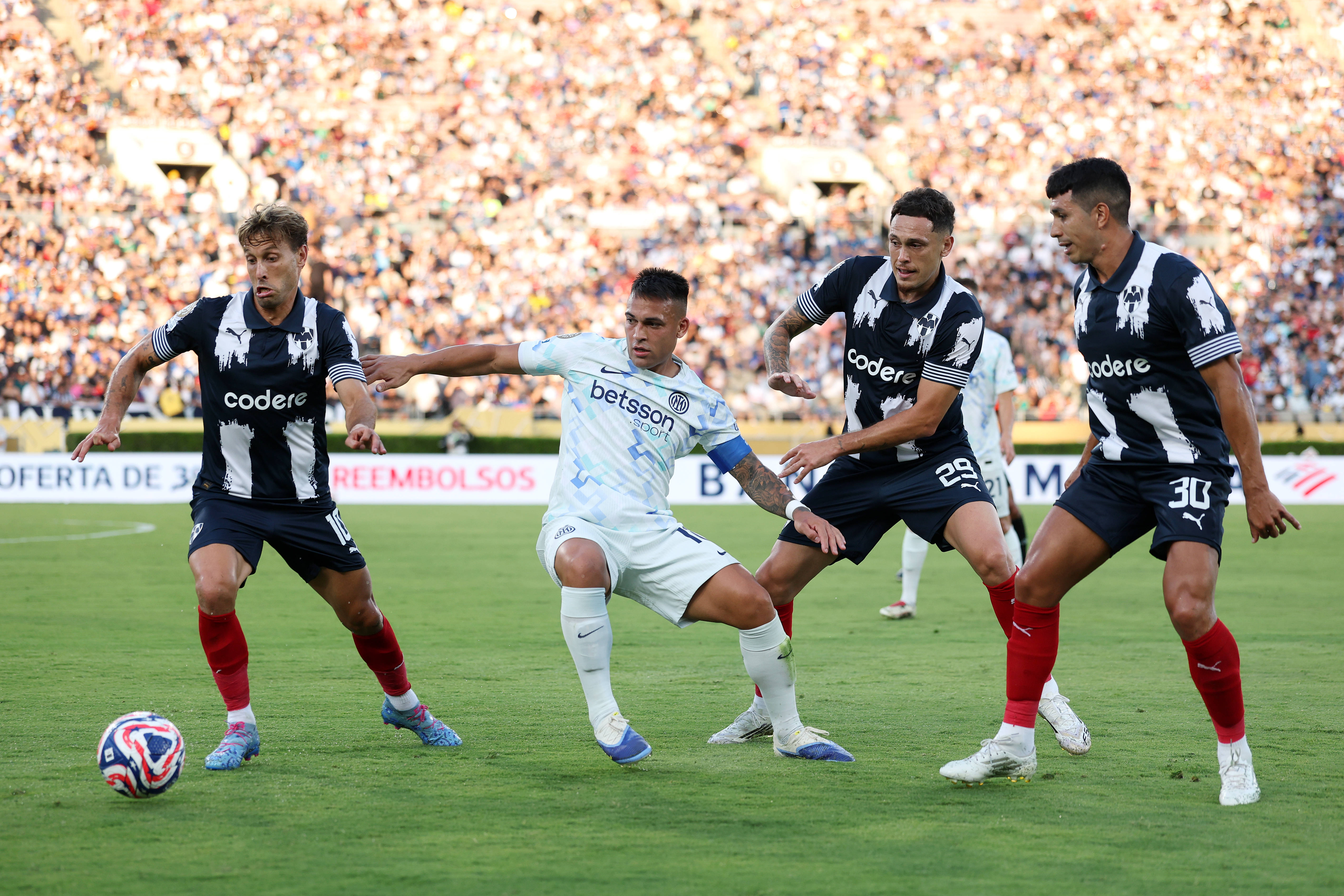 南亚球队在比赛中表现出色取得胜利