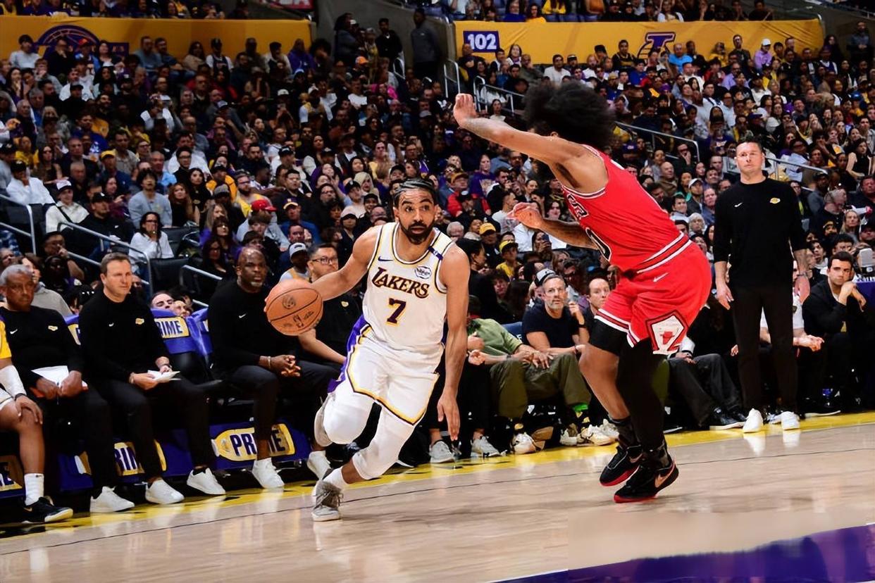 公牛碾压湖人,莫里斯一己之力扛起全队的简单介绍 公牛碾压湖人,莫里斯一己之力扛起全队的简单介绍