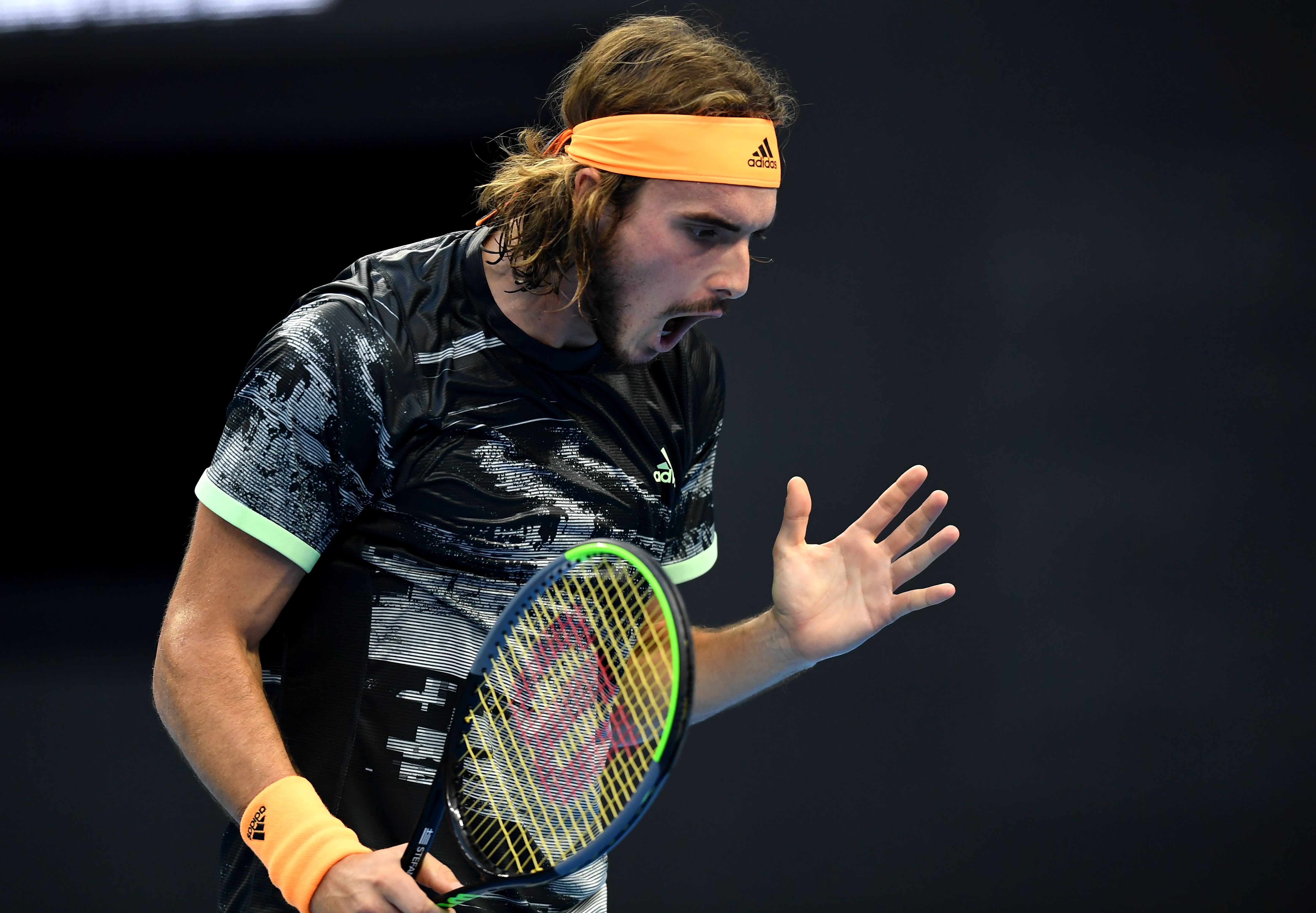 法国网球队险胜英国网球队，西西帕斯高光表现