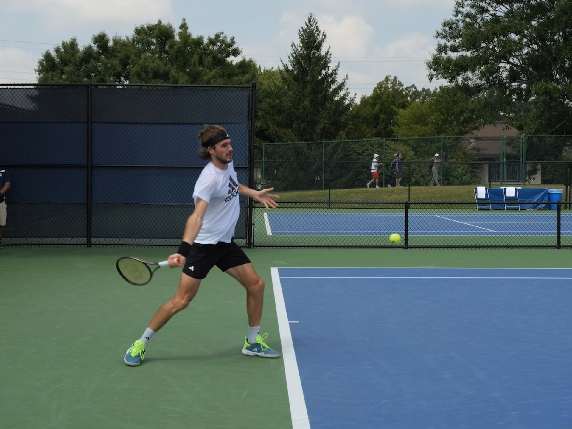 法国网球队险胜英国网球队，西西帕斯高光表现