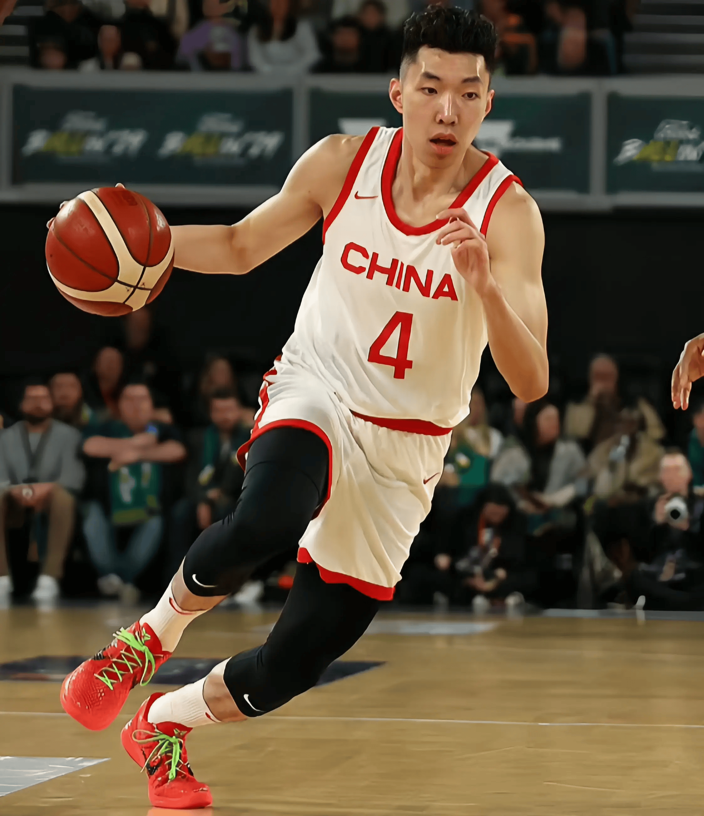 关于中国男篮鏖战马刺，米切尔三分雨点燃全场的信息