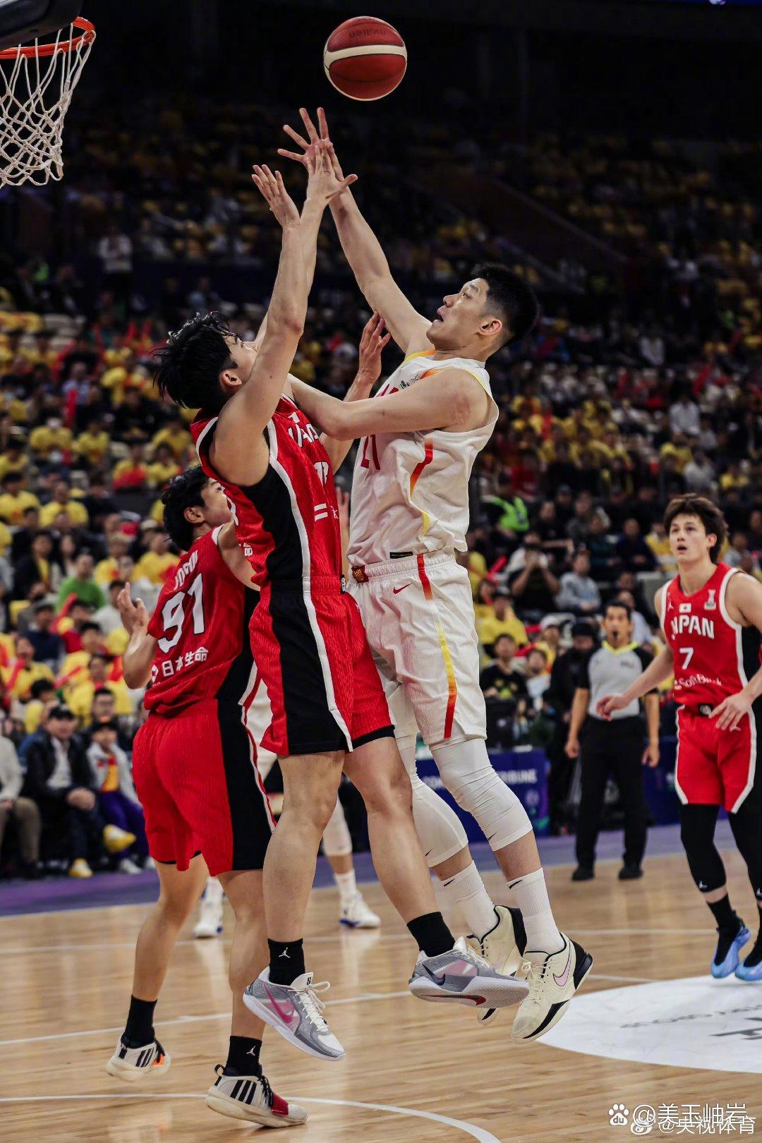 关于中国男篮鏖战马刺，米切尔三分雨点燃全场的信息