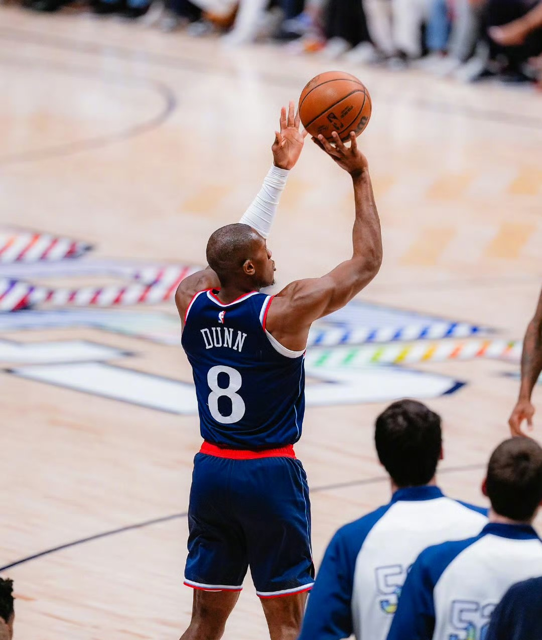 新疆队险胜上海队,哈登点燃赛场 新疆队险胜上海队,哈登点燃赛场