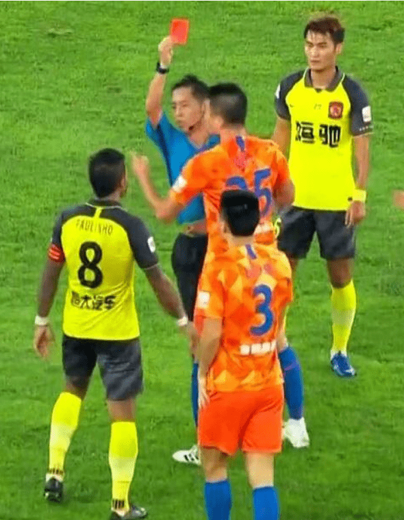 红牌、黄牌频出，裁判不留情