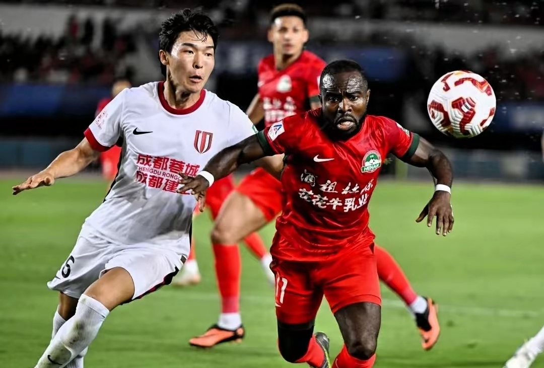 中超赛场上演双雄对决，现场气氛燃烧