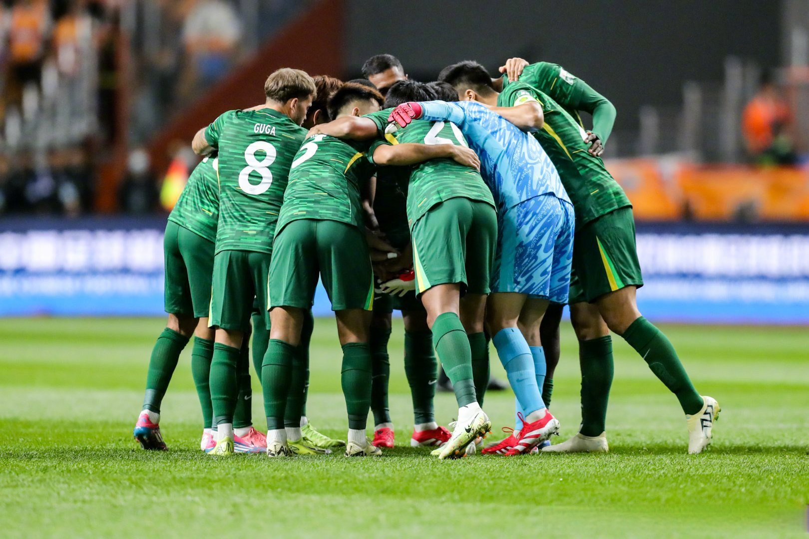 中超赛场上演双雄对决，现场气氛燃烧