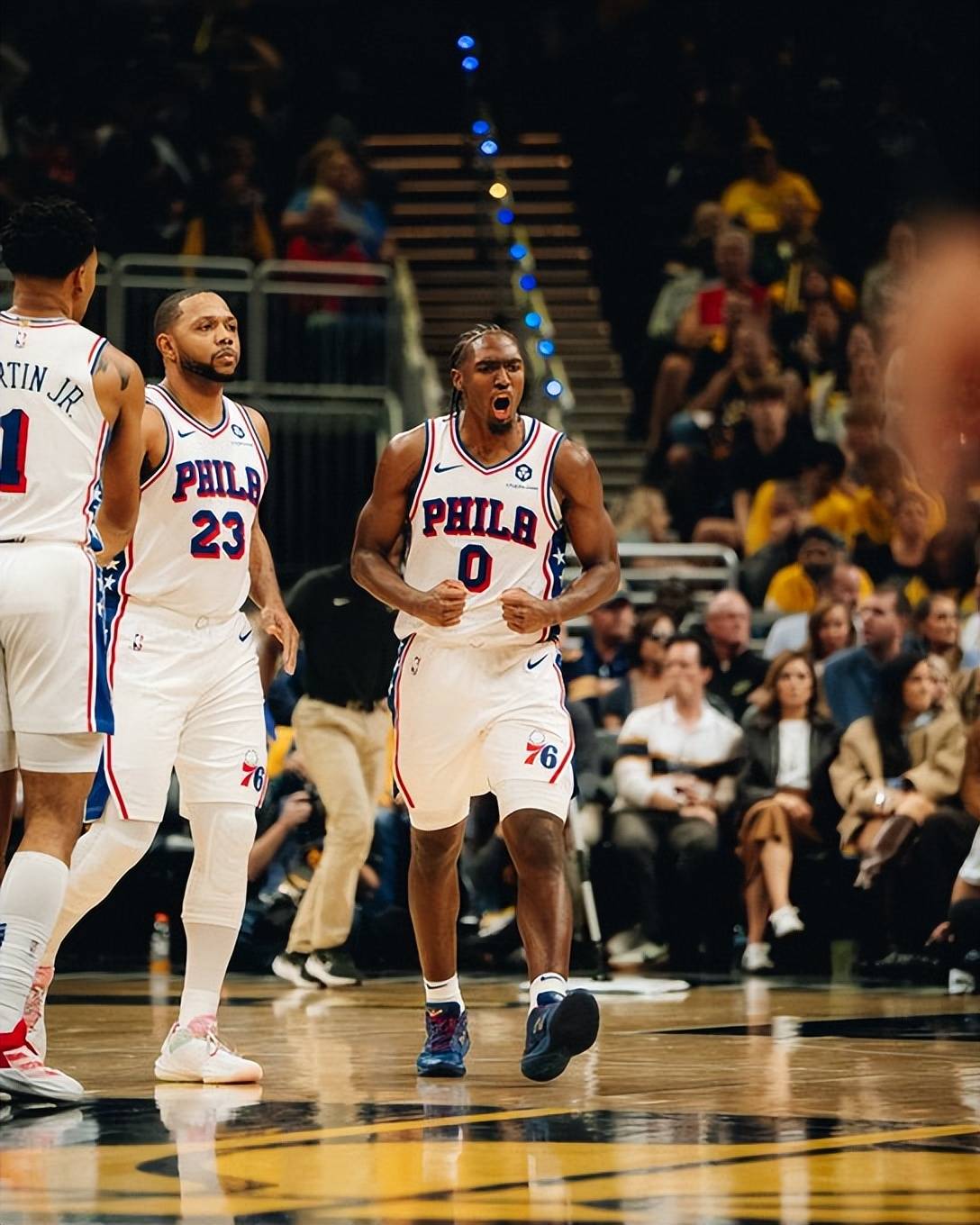 开云体育官方网站-骑士在主场赢得激烈比赛，乔治闪耀全场