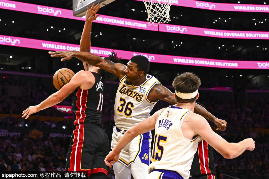 骑士在主场赢得激烈比赛，乔治闪耀全场