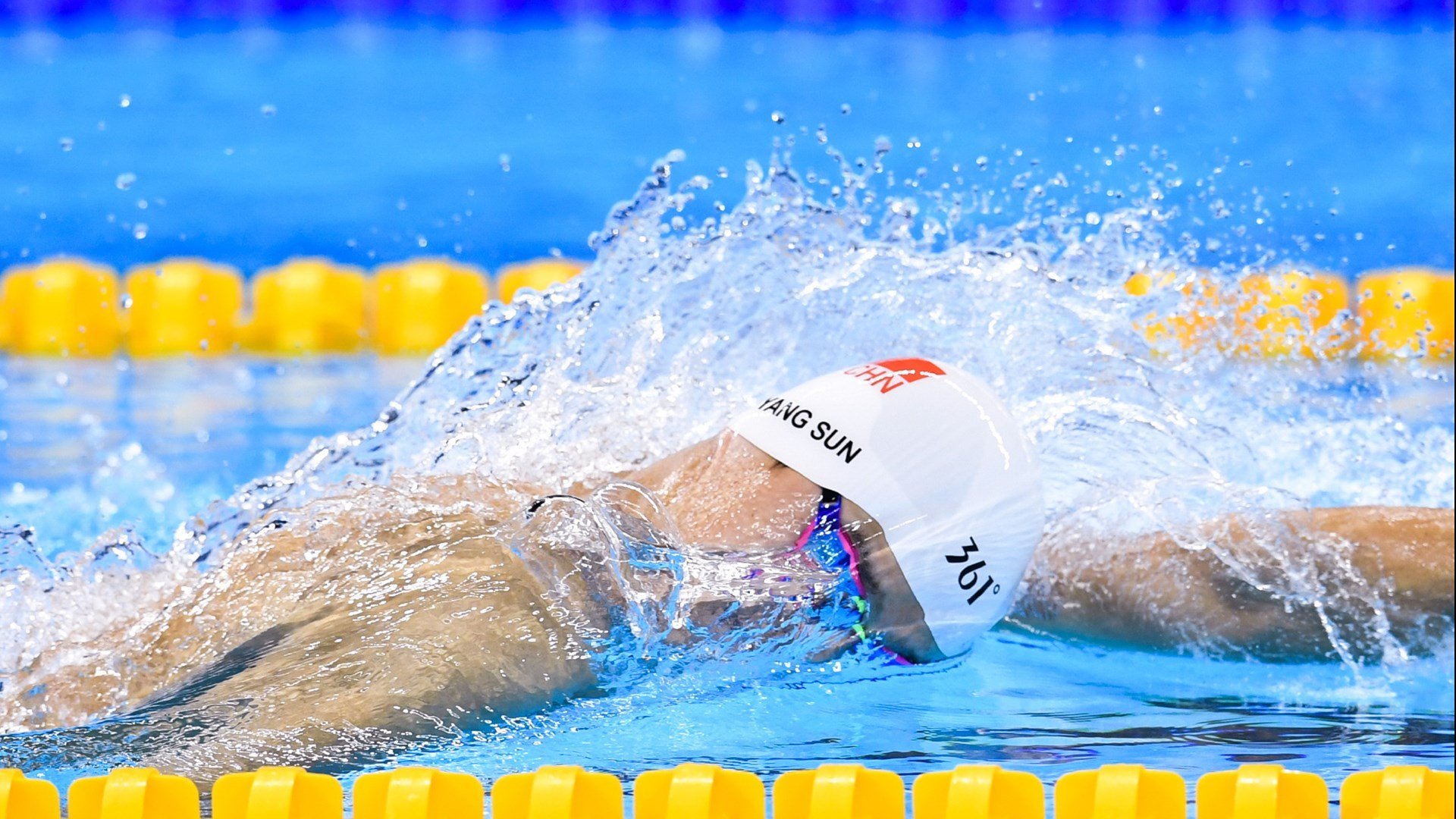 街道狂飙，乌拉圭制霸韩国，F1焦点战背后的国家荣耀