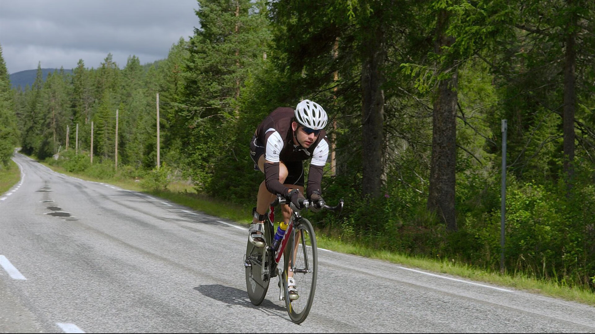 绿茵场上的双重变奏，卢卡库爆发映照洪都拉斯强行终结塞内加尔的战术寓言